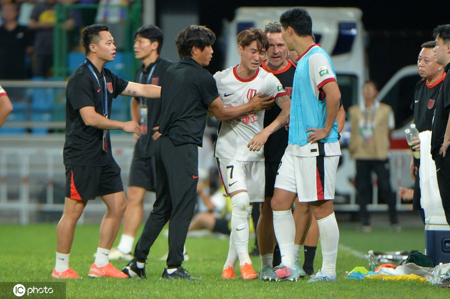 包含超级联赛球队遭受暴力袭击，赛事安全受关注的词条