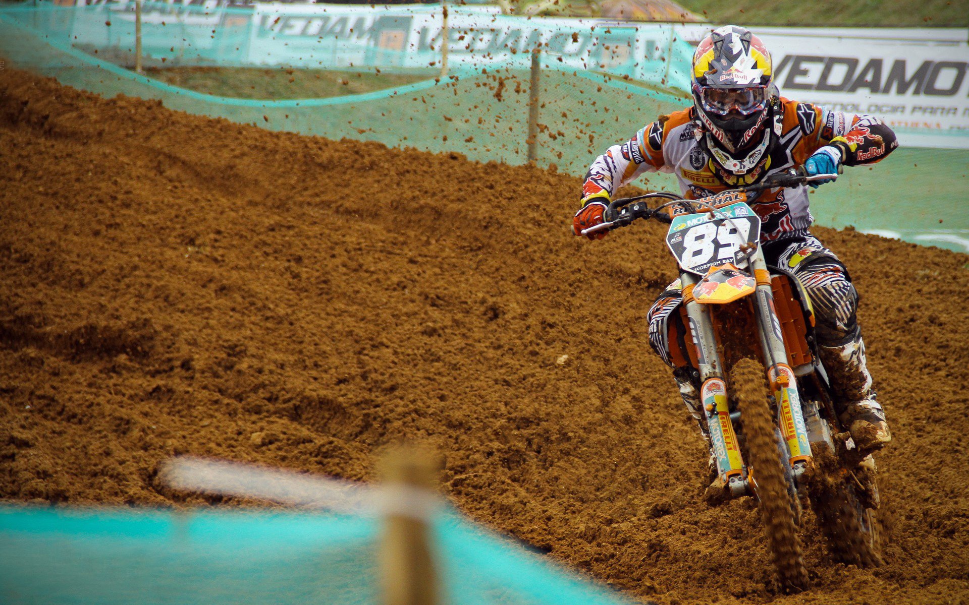 赛道上的逆袭，拉塞尔点燃赛场，迈凯伦翻盘阿斯顿马丁